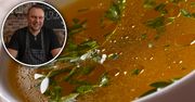 Tomasz Strzelczyk dodaje do rosołu. Jego zupa wychodzi esencjonalna i pełna smaku