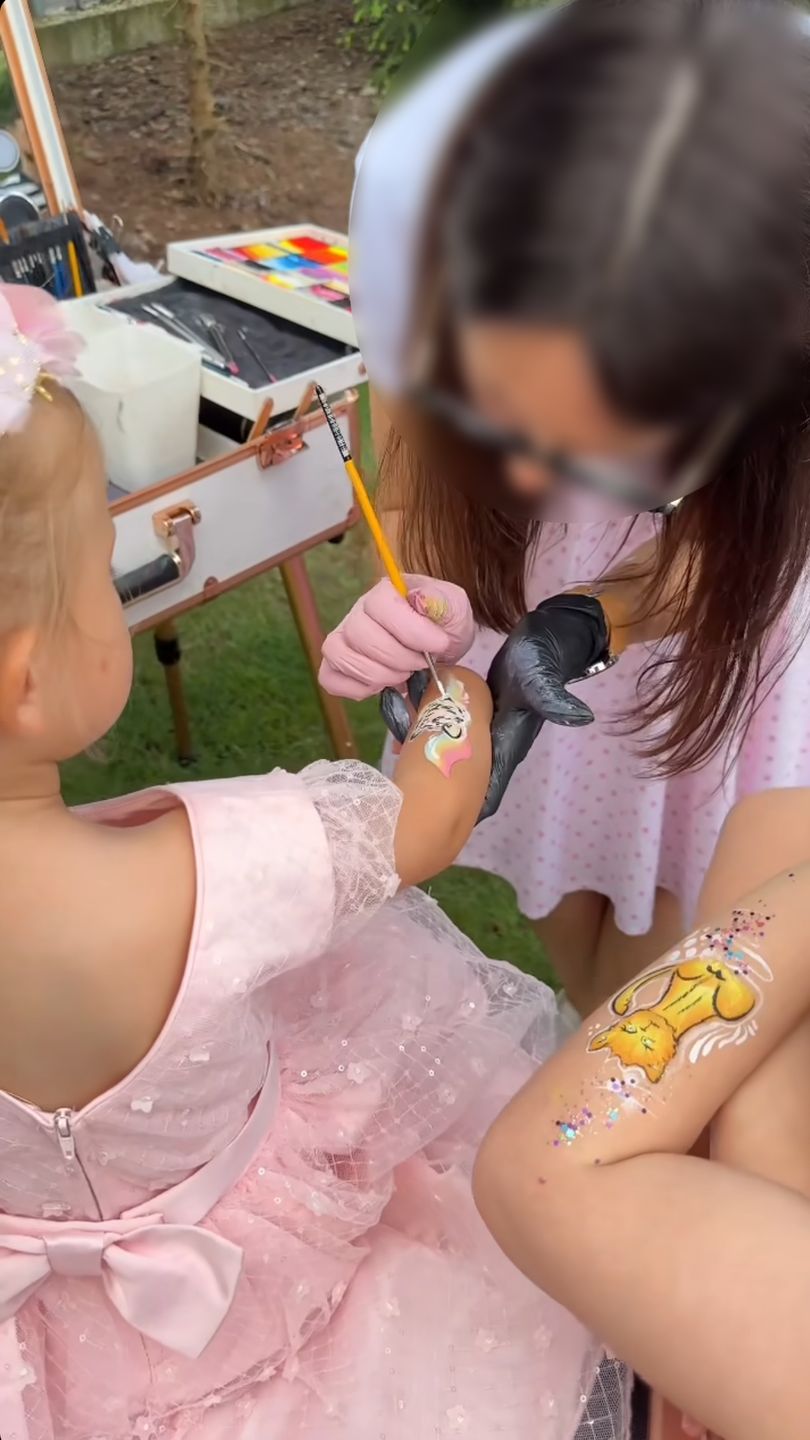 odsłania kulisy urodzin córki
