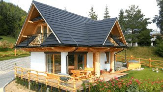 "Gliniana chata" w nowoczesnym standardzie. 250 tys. zł pod klucz za dom całoroczny