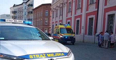 Pod urzędem w Poznaniu leżała krwawiąca kobieta. Miała rozciętą głowę