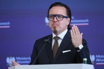 Poczta Polska stanie w szranki z deweloperami. Szef MAP zabrał głos
