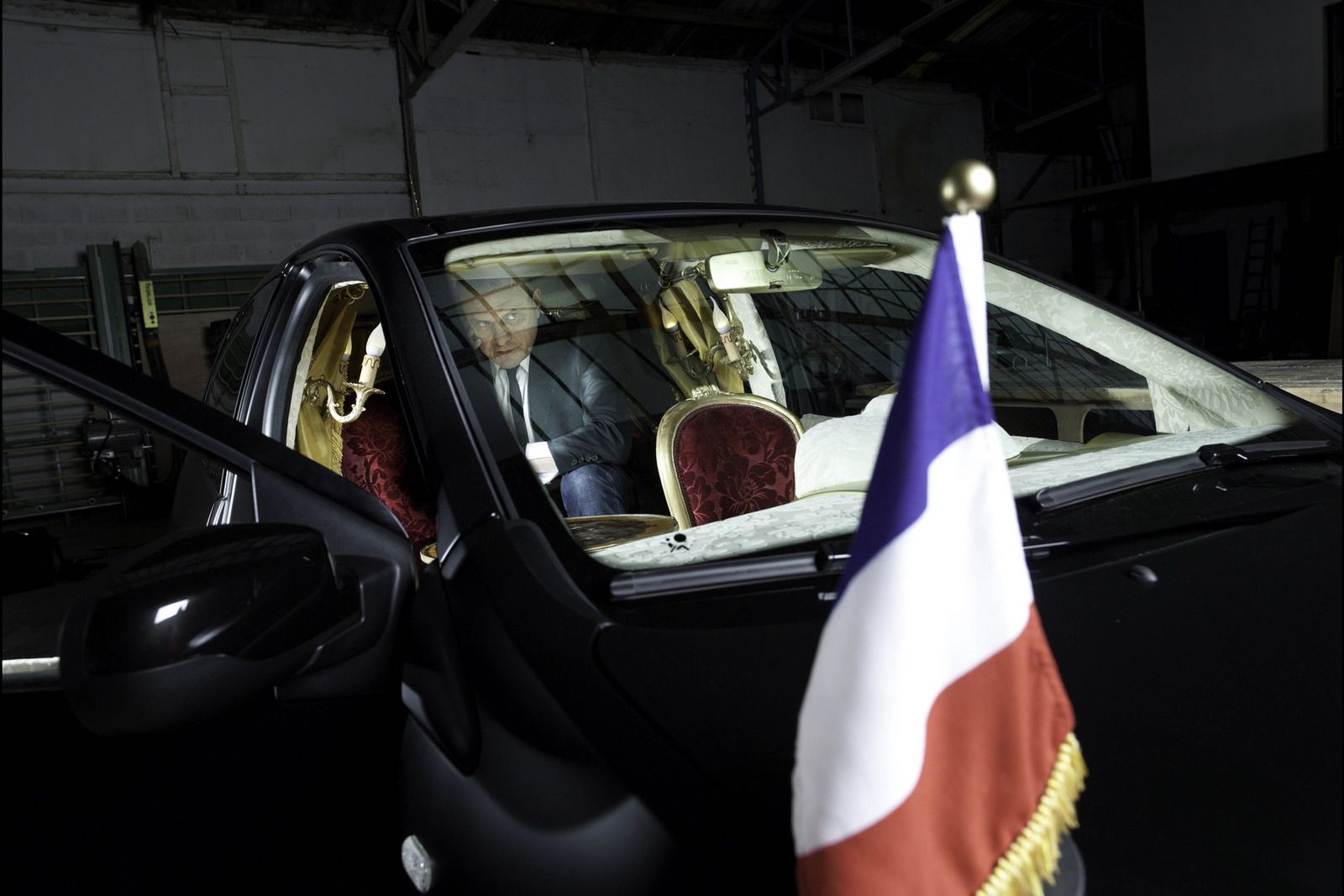 La Clio presidentiel relooke par Jean Charles de Castelbajac. Atelier a Fontenay sous Bois