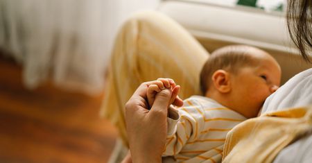 Techniki karmienia piersią – jak przystawiać dziecko do karmienia?