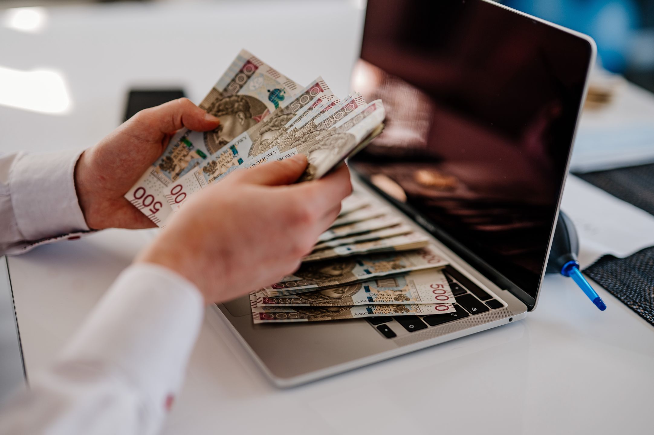 internet, laptop, liczenie, kasa, gotówka, pln, polski, komputer, bisnes, cyberprzestrzeni, waluta, online, technologia, finanse, bankowej, dolar, klawiatura, brulion, biura, koncepcja, bogactwo, euro, kalkulator, elektronicznej, ekrany, powodzenie