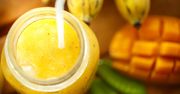 Pyszny i zdrowy koktajl ze szpinakiem, bananem i sezamem