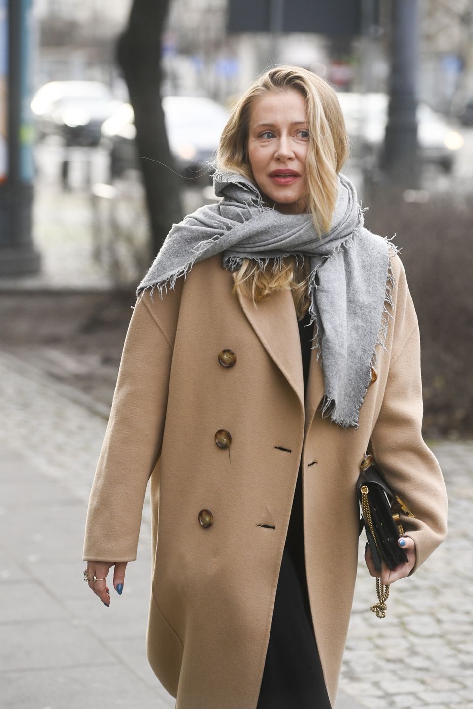 scena z: Katarzyna Warnke, SK:, , fot. AKPAddtvn, ddtvn - sobota, paparazzi, chusta szara, Katarzyna Warnke