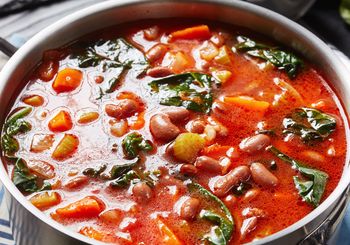 Taką zupę fasolową można jeść nawet w Popielec. Bez mięsa, ale pyszna