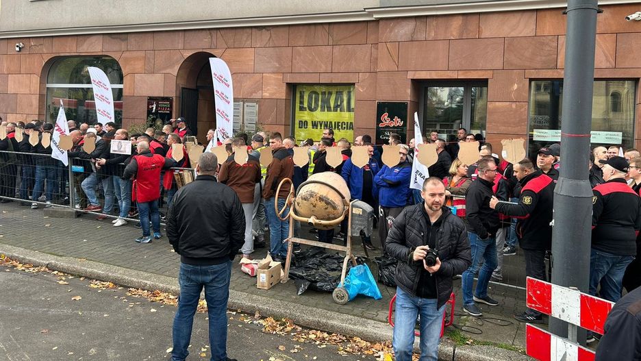 Demonstracja przed biurem Mateusza Morawieckiego