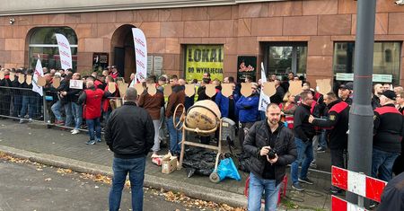 Betoniarka przed biurem Morawieckiego. Chcą je zamurować
