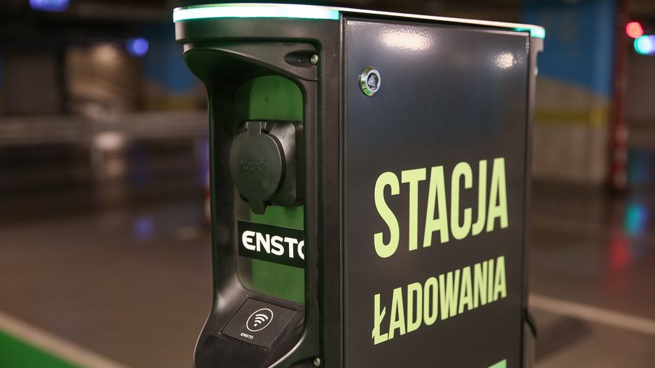 Warszawa. Odbyły się konsultacje z mieszkańcami w sprawie stacji ładowania pojazdów elektrycznych