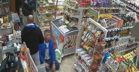 I choćbym upadł i tak ukradnę. Pijani złodzieje w sklepie przy ul. Kunickiego [WIDEO]