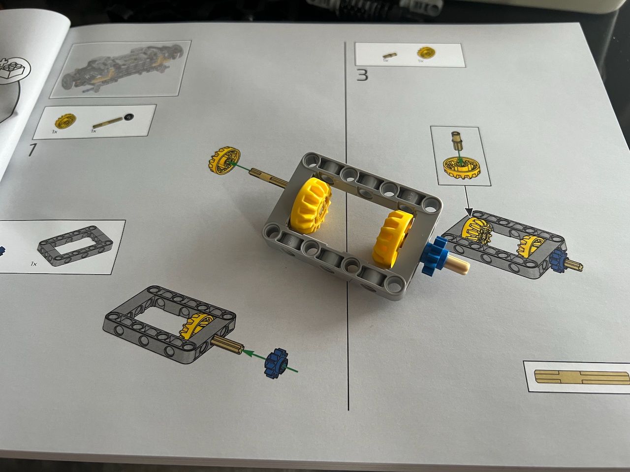 Składanie McLarena P1 z klocków LEGO krok po kroku