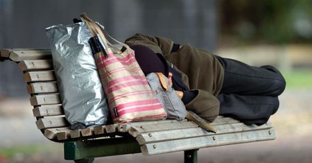 "Kobiety, których nie ma". Dlaczego nie mówimy o bezdomności kobiet w Polsce?