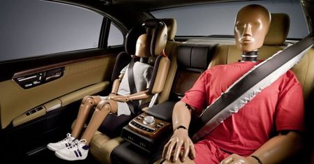 Mercedes wprowadza airbagi pasów