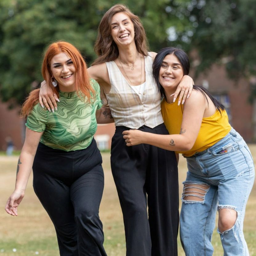 Kelly wraz ze swoimi córkami - bliźniaczkami