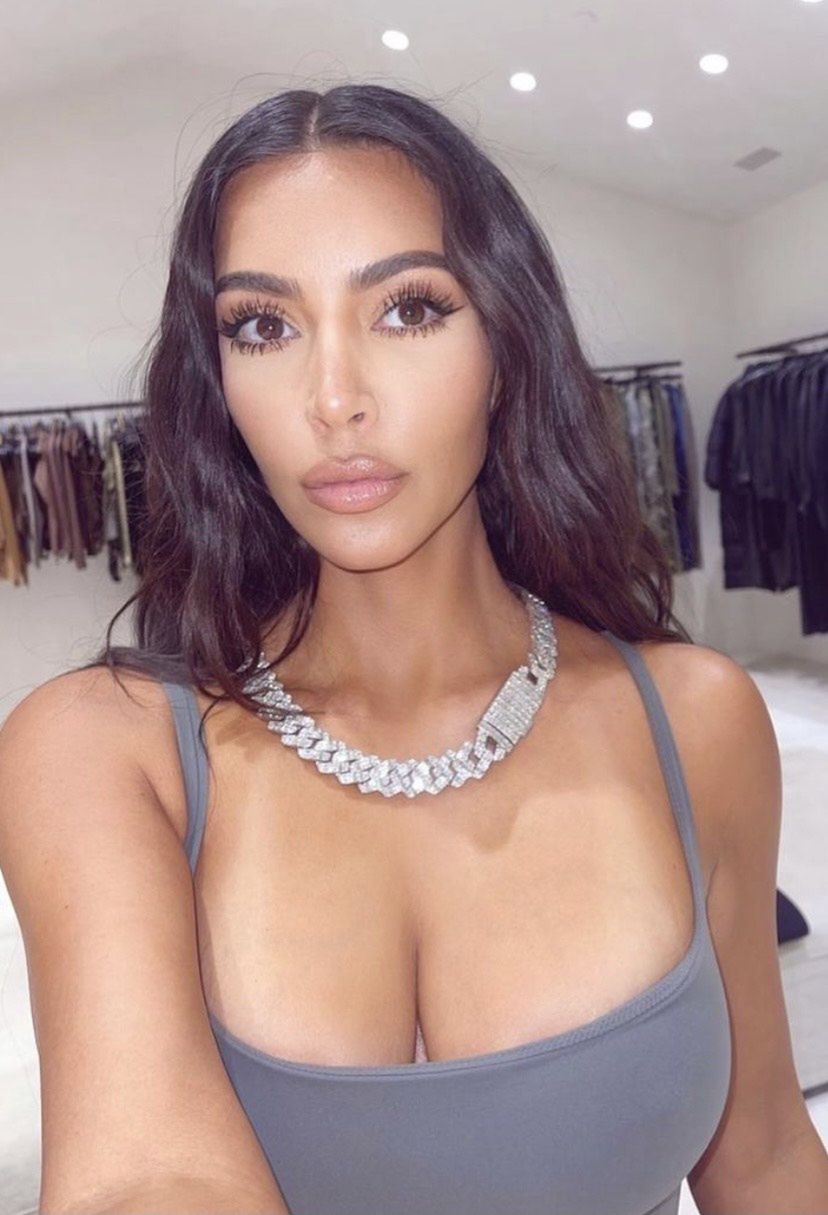 Kim Kardashian photoshopuje PALCE U STÓP?