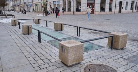 Zaprojektowali ekspozycję, po której można było chodzić. Teraz zmienili zdanie i ją ogrodzili, „bo się rysuje”