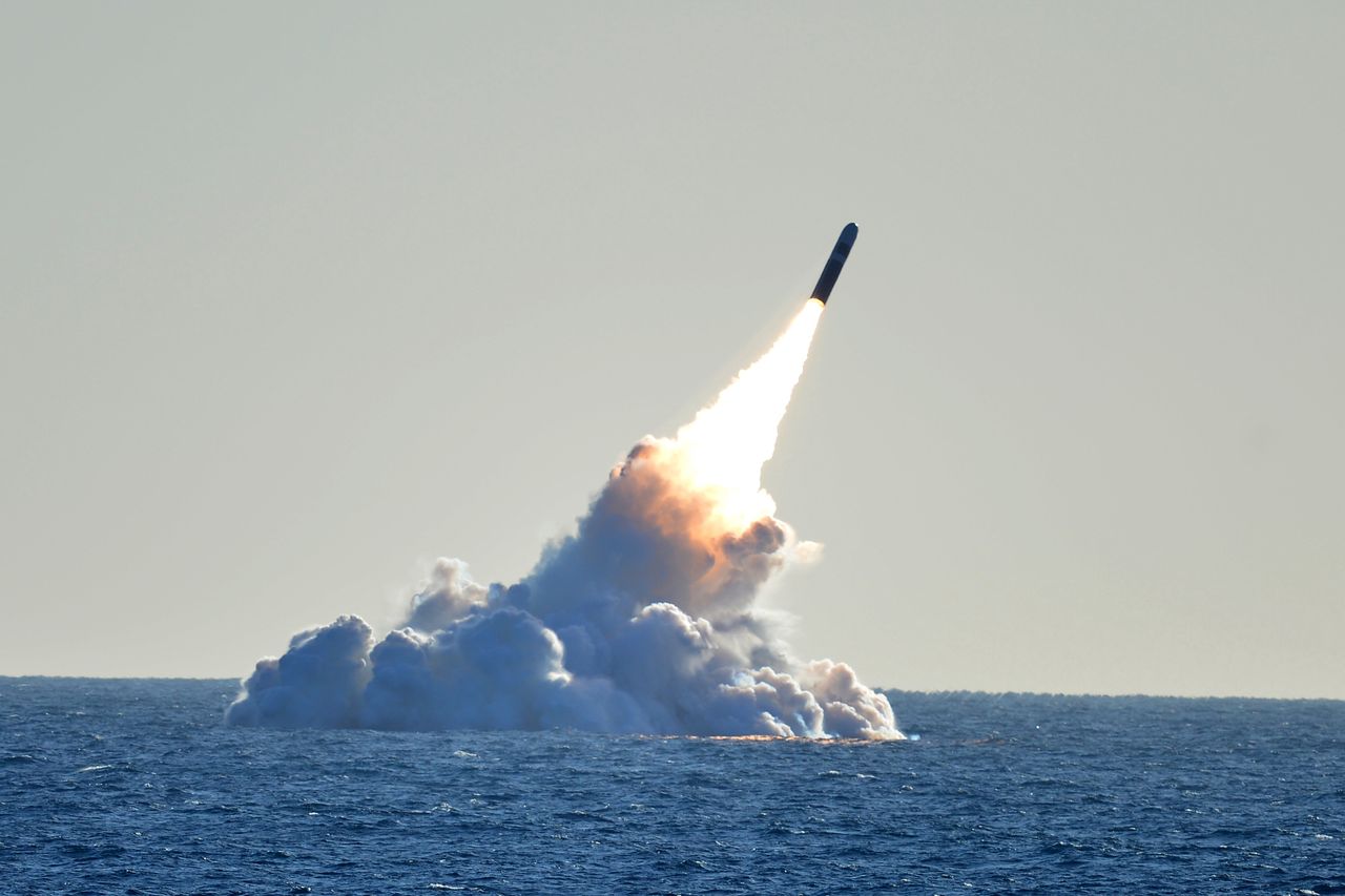 Start rakiety Trident II wystrzelonej spod wody przez okręt typu Ohio