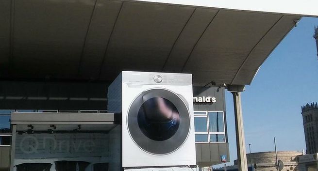 Megapralka w centrum Warszawy promuje Samsung Quick Drive