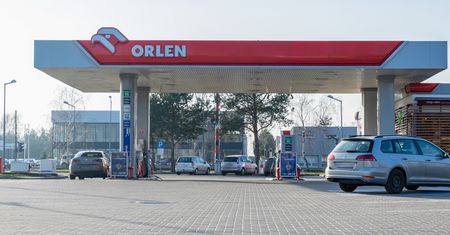 Świetna informacja przed majówką. Zatankujesz taniej paliwo