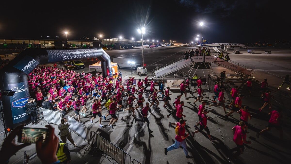 Skywayrun na płycie lotniska