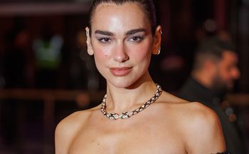 Dua Lipa i Callum Turner świętują na Sycylii. Goście już dotarli