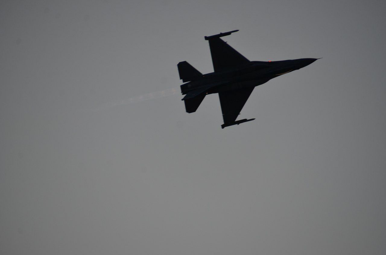 Nocne pokazy w ramach Antidotum Airshow Leszno 2025 zapierały dech w piersiach. Na lotnisku był komplet publiczności