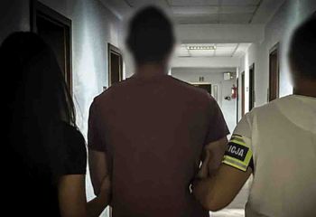 Gorzów: Złodziej wpadł jak wycinał katalizator. Policjanci wyciągali go spod busa