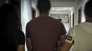 Gorzów: Złodziej wpadł jak wycinał katalizator. Policjanci wyciągali go spod busa