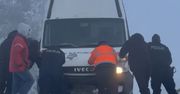 Stębark: Osobówka i bus z dziećmi w zaspie. Pomogli policjanci i mieszkańcy