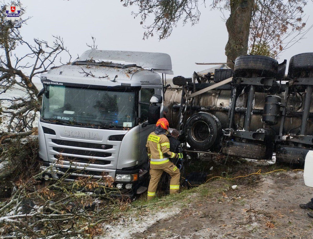 Lubelskie: Trudne warunki do jazdy. Ciężarówka wypadła z drogi i przewróciła się