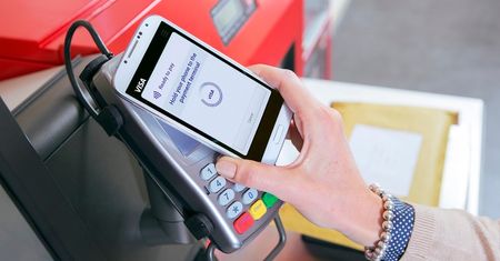 Zapłać smartfonem za zakupy - coraz więcej banków to umożliwia