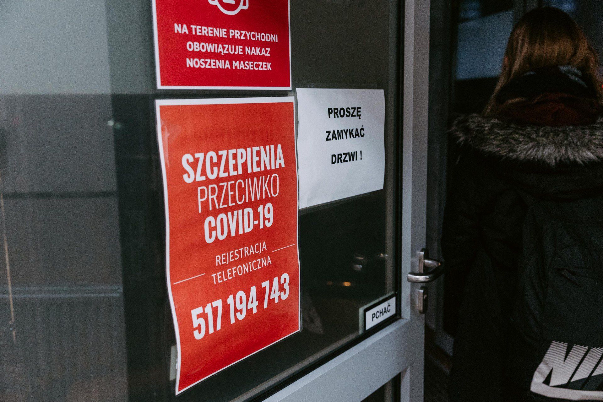 Takie są objawy zakażenia koronawirusem w 2025 roku - bóle głowy i mięśni, pojawiające się nawet bez gorączki.