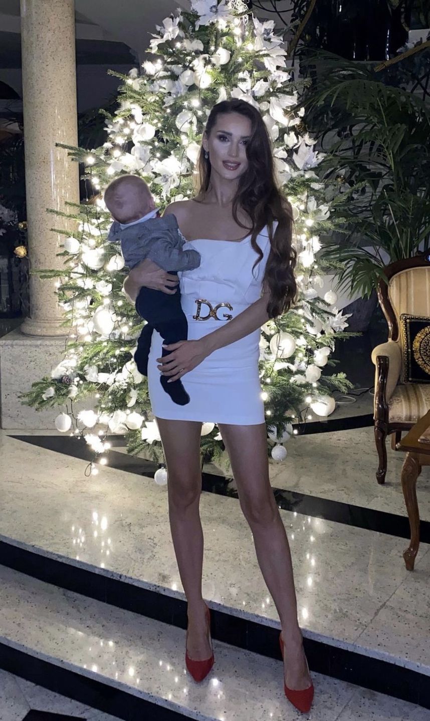Ukochana miliardera Patrycja Tuchlińska WYGINA SIĘ nad basenem w Dubaju