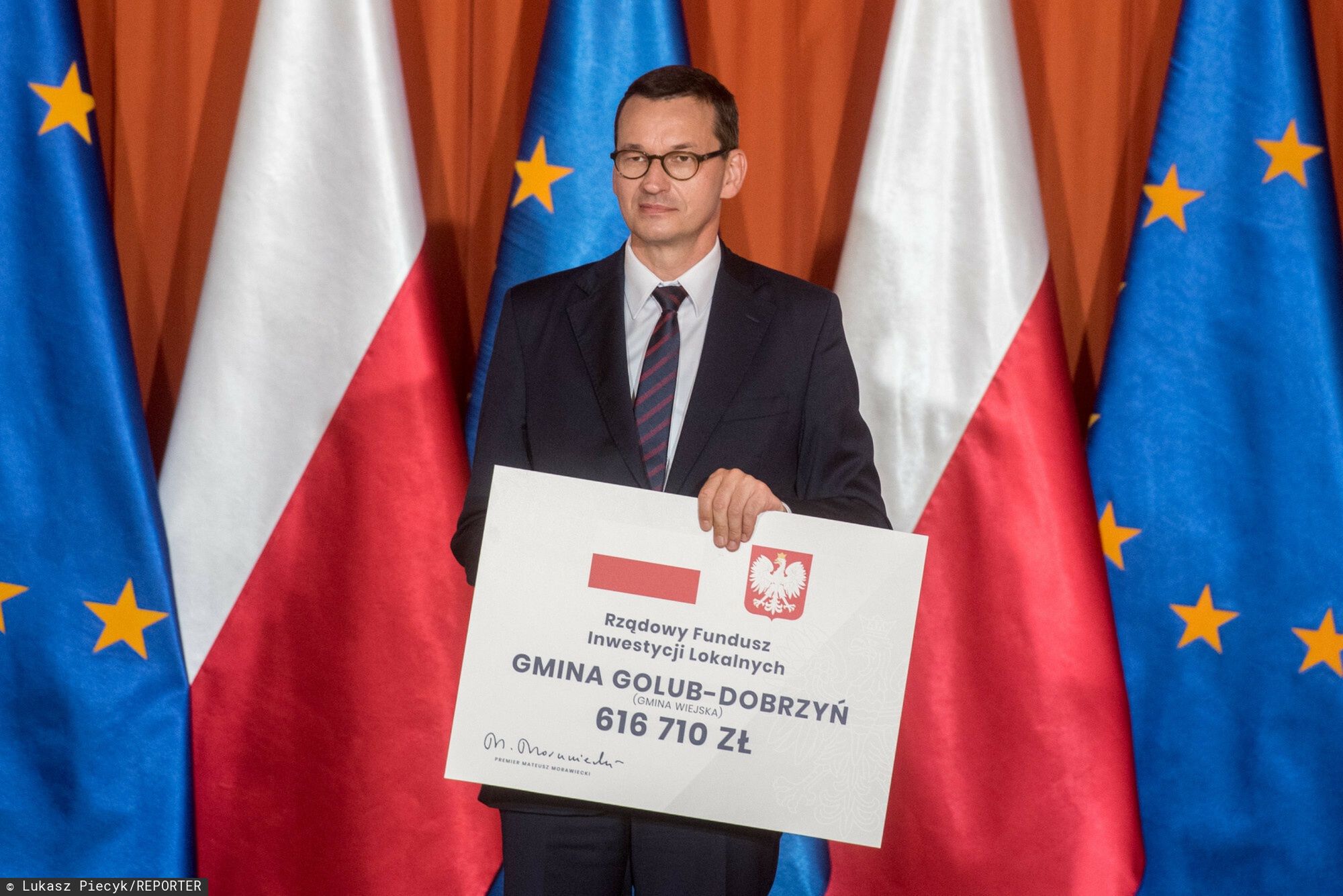 Premier Mateusz Morawiecki z kartonowym czekiem, Chełmża, lipiec 2020 roku