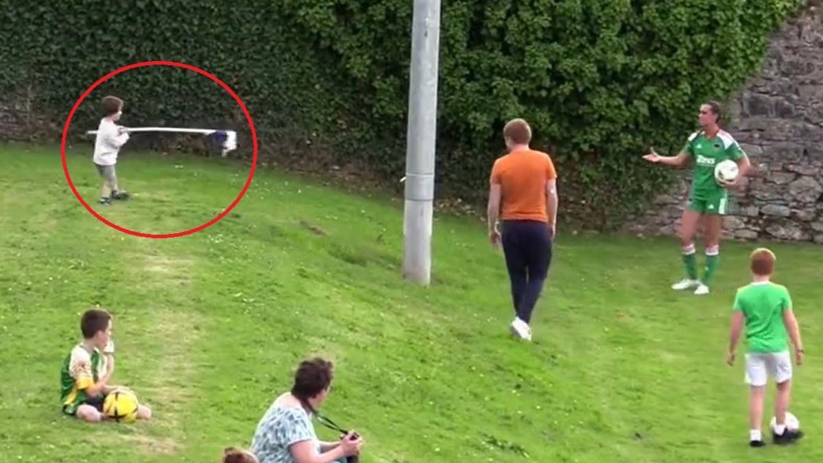 Dziecko wyrwało chorągiewkę w meczu Cork City