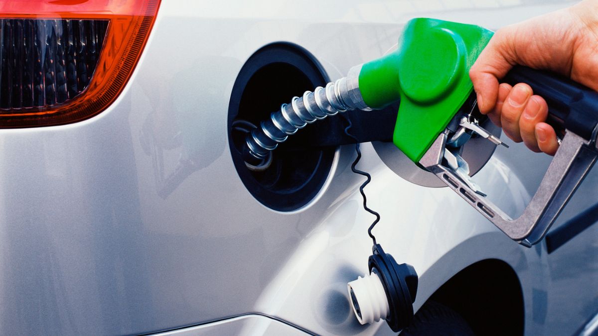 Mężczyzna tankuje auto