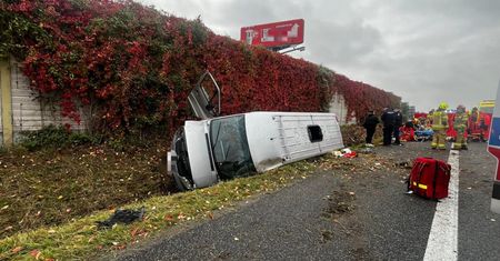 Grójec: Dachowanie busa na S7. Są ranni