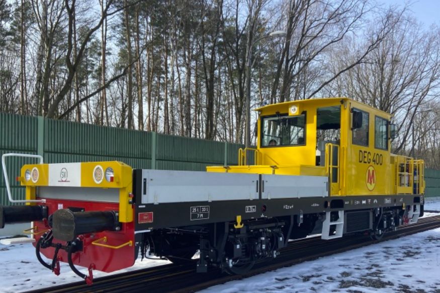 Warszawa. Drezyny schodzą do podziemi. 25-tonowa "włoszka" potrzebna w metrze