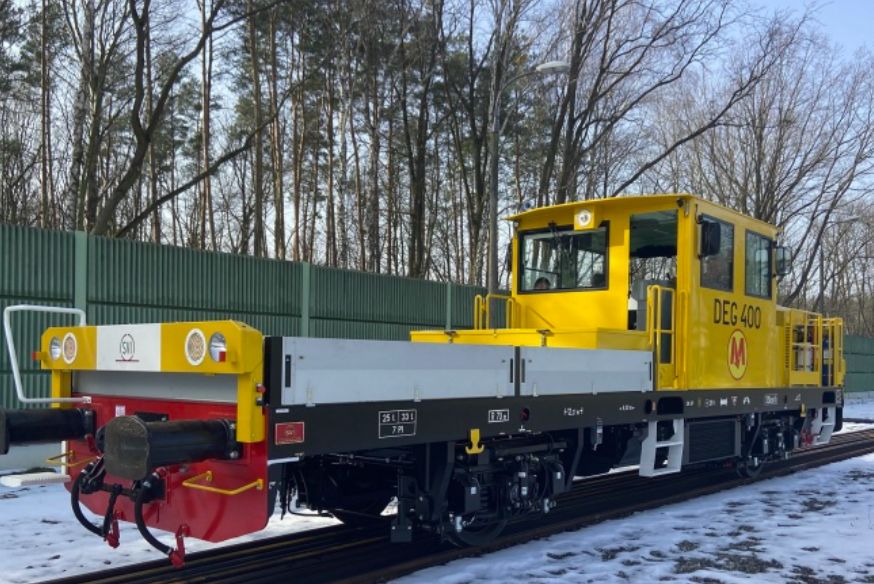 Warszawa. Drezyna produkcji włoskiej waży 20 ton, służy do technicznej obsługi metra. Może przewozić 7 osób i 8 ton załadunku