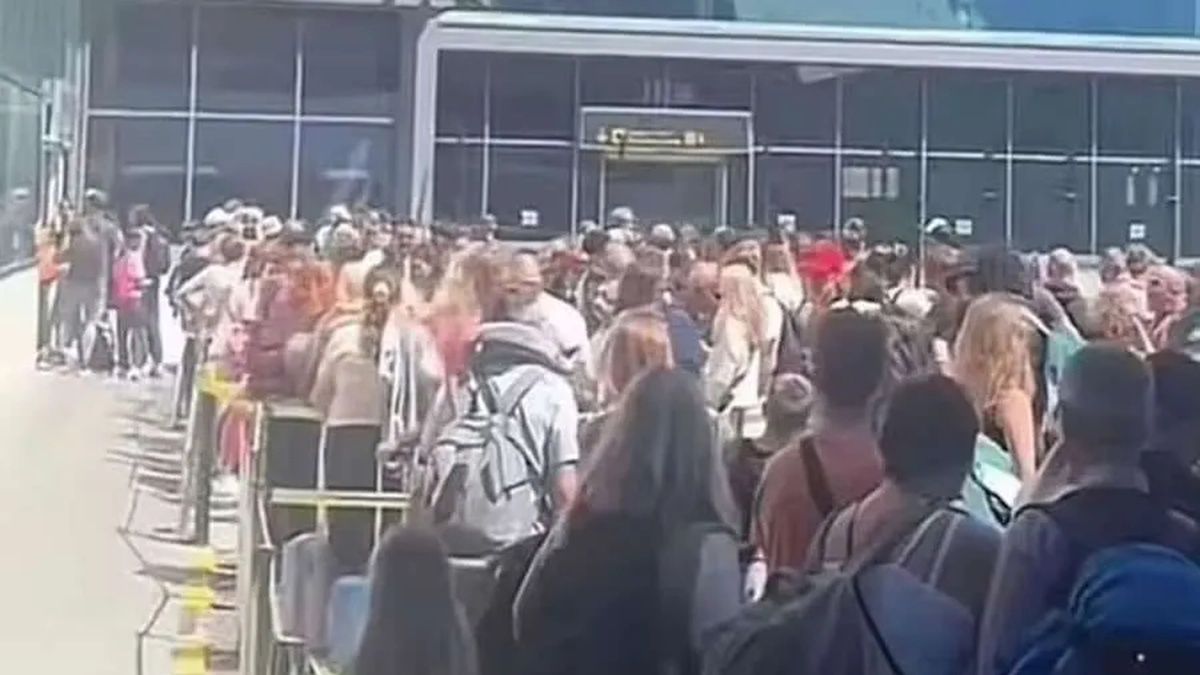 Ludzie musieli stać w kolejne na płycie lotniska
