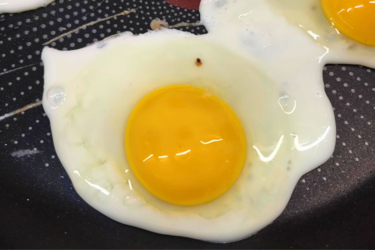 Czerwona plamka na jajku. Mało kto wie, co oznacza i czy można je bezpiecznie zjeść