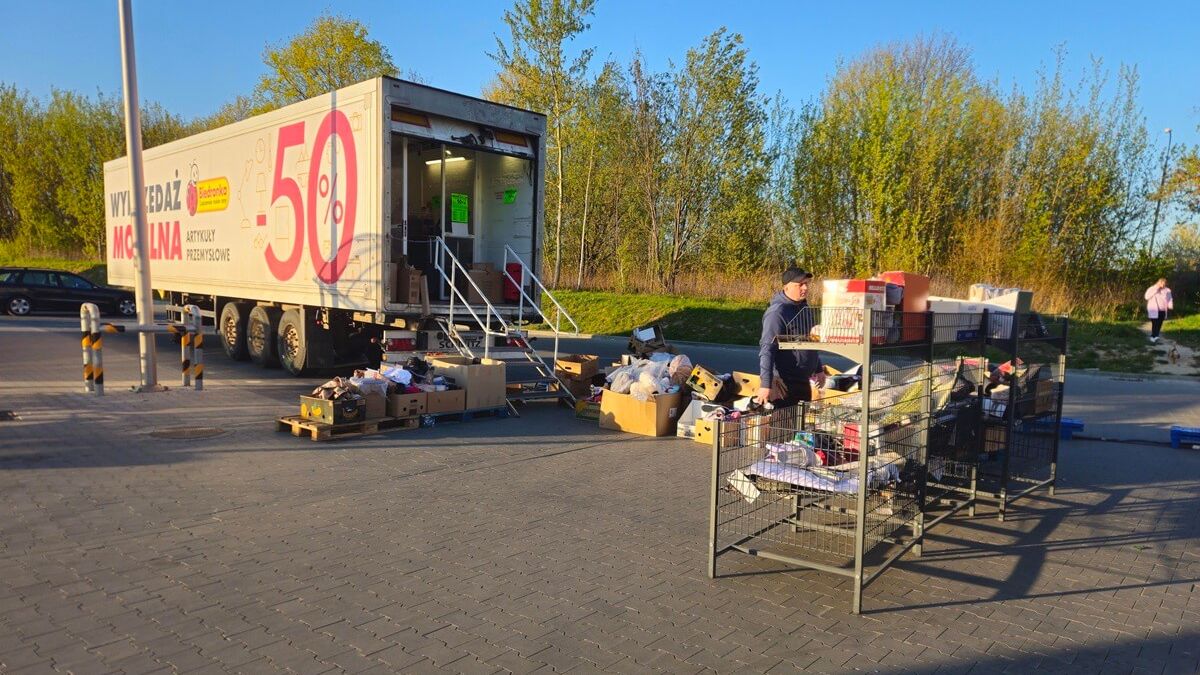 Mobilny outlet Biedronki pod sklepem Biedronka przy ul. Królowej Jadwigi