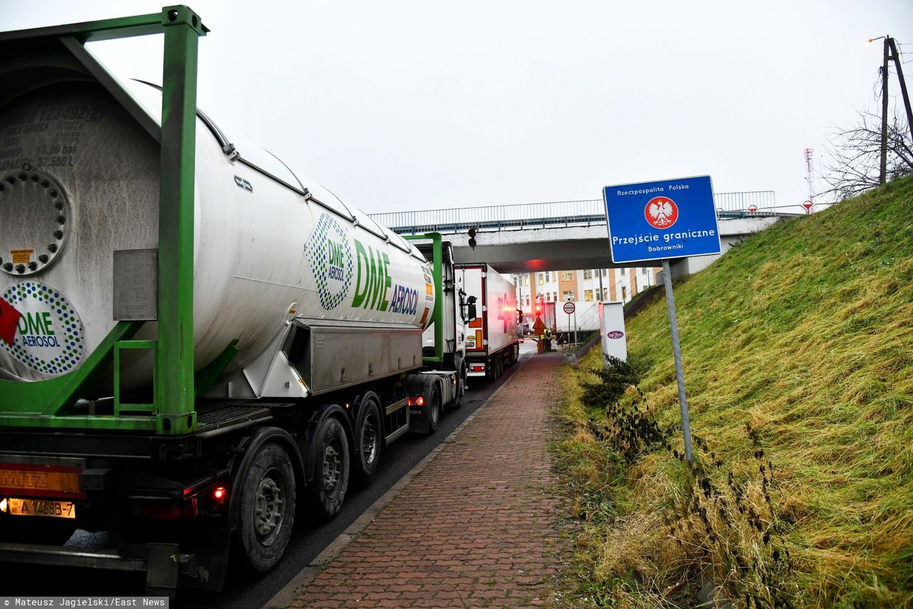 Ruch na granicy częściowo przywrócony. Kierowcy stoją w długiej kolejce