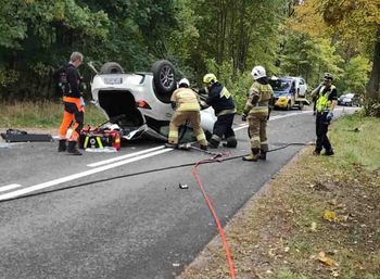 Lubno: Wypadek. Lexus uderzył w drzewa i dachował