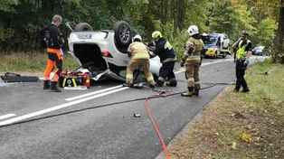 Lubno: Wypadek. Lexus uderzył w drzewa i dachował