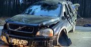 Długosiodło: Tragiczny finał dachowania volvo. Kierowca miał pas za plecami. Podczas wypadku wyrzuciło go z auta