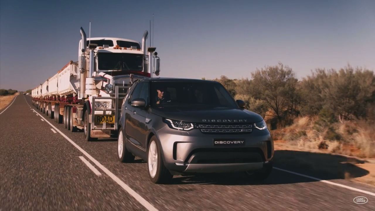 Land Rover Discovery holuje 110-cio tonowy pociąg