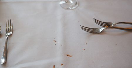 Plany na świątecznym obrusie. Jak się ich pozbyć?