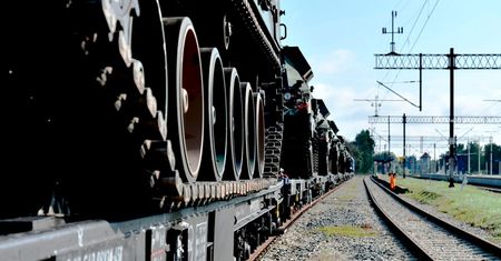 Pociąg pełen Krabów. Sunie po torach przez Polskę